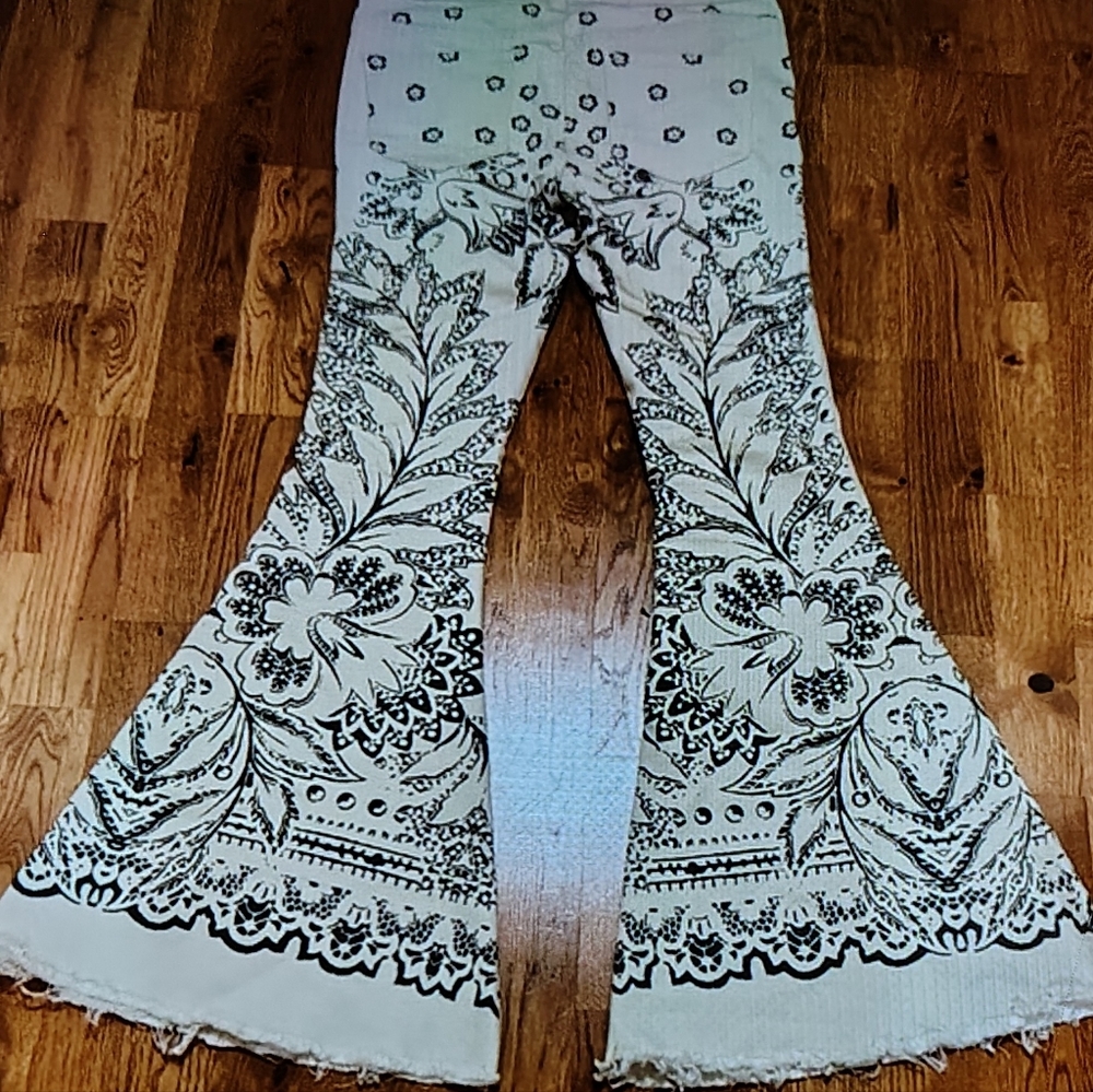 NWT Free People Printed Ecru Denim Super Flare Bell-Bottom Jeans Women's Sz 26. - Picture 7 of 10